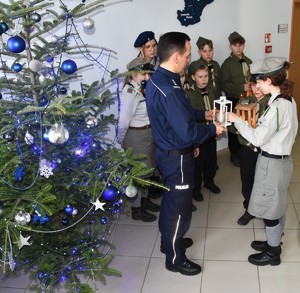 Przekazanie Betlejemskiego Światełka Pokoju od harcerzy
