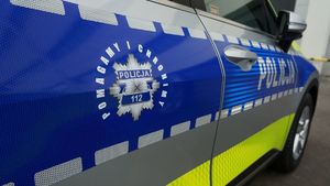 Zdjęcie boku radiowozu z napisem policja