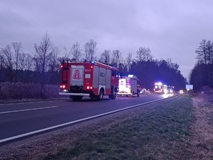 Miejsce zdarzenia drogowego oraz pojazd bmw po dachowaniu