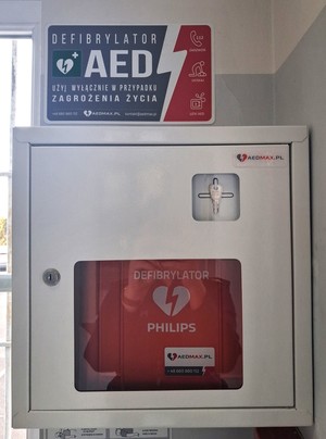 Defibrylator w budynki komendy