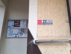 Defibrylator w budynki komendy