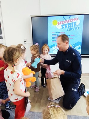 Policjant podczas spotkania z dziećmi