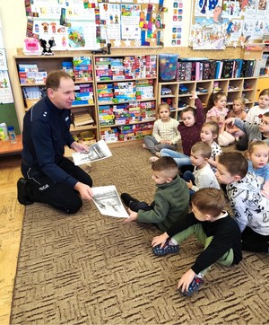 Policjant podczas spotkania z dziećmi