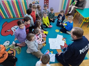 Policjant podczas spotkania z dziećmi