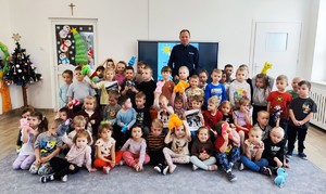 Policjant podczas spotkania z dziećmi
