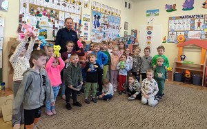 Policjant podczas spotkania z dziećmi