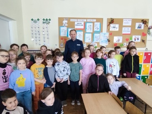 Policjant podczas spotkania z dziećmi