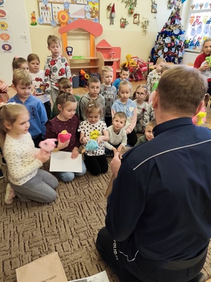 Policjant podczas spotkania z dziećmi