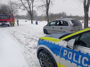 Policjanci i strażacy podczas udzielania pomocy nieprzytomnemu męzczyznie