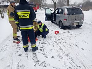 Policjanci i strażacy podczas udzielania pomocy nieprzytomnemu męzczyznie