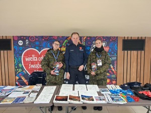 Policjanci przy stosiku profilaktycznym