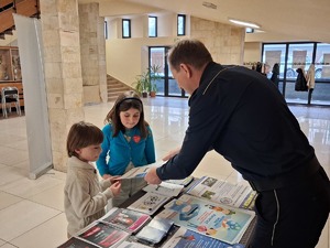 Policjanci przy stosiku profilaktycznym