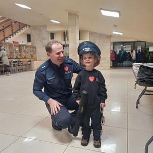 Policjanci przy stosiku profilaktycznym