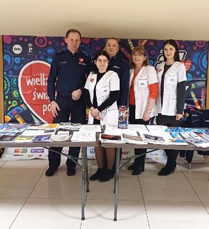 Policjanci przy stosiku profilaktycznym