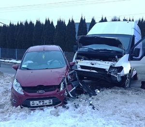 Miejsce zdarzenia drogowego ford fiesta i ford transit