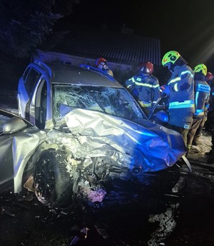 Miejsce zdarzenia drogowego oraz uszkodzone pojazdy skoda i volkswagen