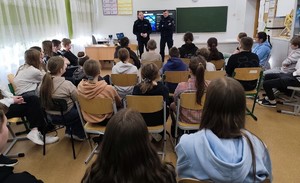 Policjanci podczas zajęć z dziećmi i młodzież
