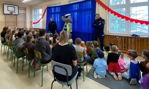 Policjanci podczas zajęć z dziećmi i młodzież