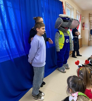 Policjanci podczas zajęć z dziećmi i młodzież