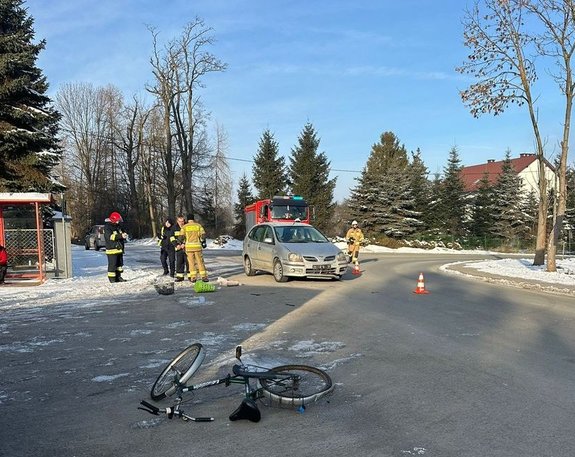 Miejsce wypadku drogowego z udziałem osobówki i rowerzystki