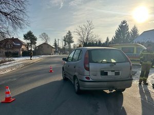 Miejsce wypadku drogowego z udziałem osobówki i rowerzystki