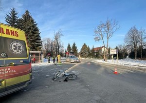 Miejsce wypadku drogowego z udziałem osobówki i rowerzystki