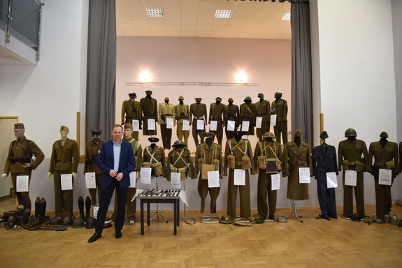 Wystawa umundurowania i wyposażenia Żołnierzy Polskich podczas uroczystych obchodów "Dnia Żołnierzy Wyklętych" w Grzęsce