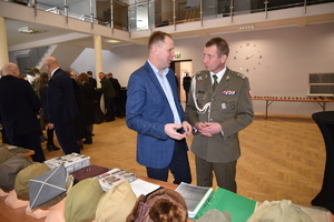 Wystawa umundurowania i wyposażenia Żołnierzy Polskich podczas uroczystych obchodów "Dnia Żołnierzy Wyklętych" w Grzęsce