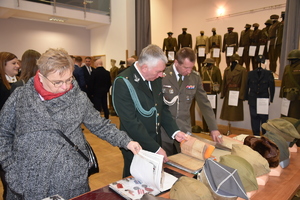 Wystawa umundurowania i wyposażenia Żołnierzy Polskich podczas uroczystych obchodów "Dnia Żołnierzy Wyklętych" w Grzęsce