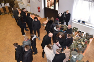 Wystawa umundurowania i wyposażenia Żołnierzy Polskich podczas uroczystych obchodów "Dnia Żołnierzy Wyklętych" w Grzęsce