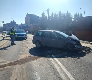 Miejsce zdarzenie drogowego uszkodzenia pojazdów peugeot i citroen