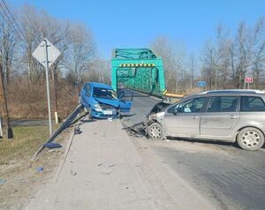 Miejsce zdarzenie drogowego uszkodzenia pojazdów peugeot i citroen