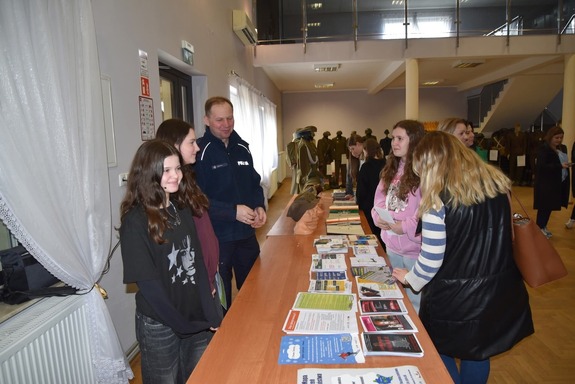 Policjant podczas pokazu mundurów wojskowych i profilaktyki z młodzież