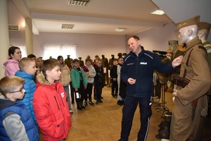 Policjant podczas pokazu mundurów wojskowych i profilaktyki z młodzież