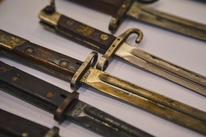 Policjant podczas pokazu mundurów wojskowych i profilaktyki z młodzież