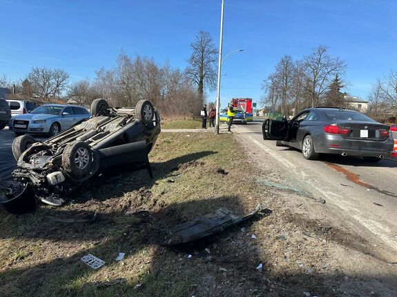 Miejsce zdarzenia drogowego pojazd bmw i hyundai