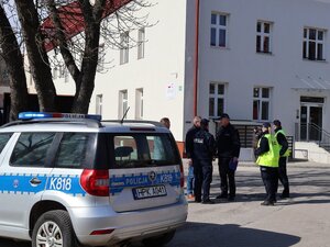 Policjanci i straż pożarna podczas działań sztabowych