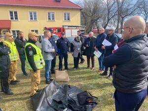 Policjanci i straż pożarna podczas działań sztabowych