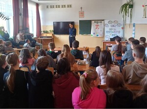 Policjanci podczas prelekcji z dziećmi i młodzieżą