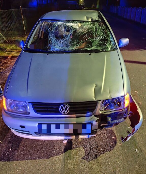 Zdjęcia z miejsca zdarzenia uszkodzenia przedniej szyby pojazdu marki VW Polo