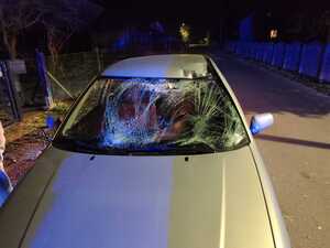 Zdjęcia z miejsca zdarzenia uszkodzenia przedniej szyby pojazdu marki VW Polo