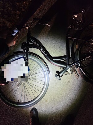 Zdjęcia z miejsca zdarzenia uszkodzenia przedniej szyby pojazdu marki VW Polo