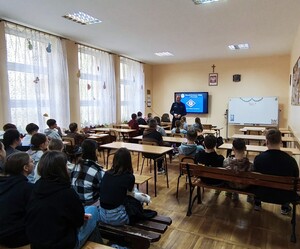 Przeworscy policjanci prowadzą pogadankę z uczniami w szkole