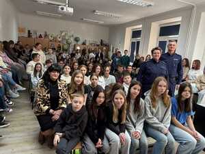 Przeworscy policjanci prowadzą pogadankę z uczniami w szkole