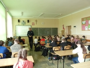 Przeworscy policjanci prowadzą pogadankę z uczniami w szkole