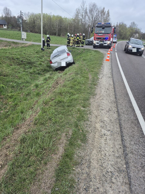 Miejsce zdarzenia drogowego na ul. Sanowej w Sieniawie. Pojazd Opel w rowie.