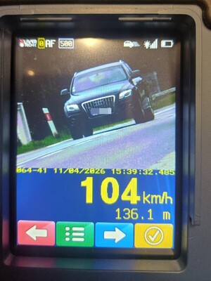 Na monitorze laserowego miernika prędkości zarejestrowany pojazd Audi, którego kierujący poruszał się z prędkością 104 km/h.
