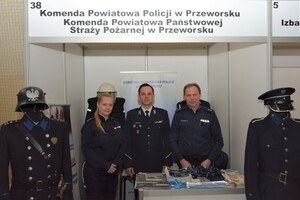 Przeworscy policjanci wystawili stoisko informacyjne na tarach pracy w ZSZ w Przeworsku