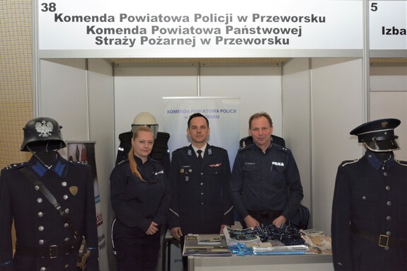Przeworscy policjanci wystawili stoisko informacyjne na tarach pracy w ZSZ w Przeworsku
