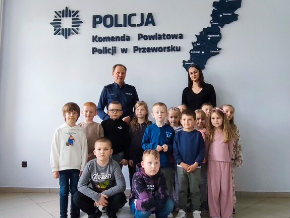 Przedszkolaki odwiedzają przeworską jednostkę